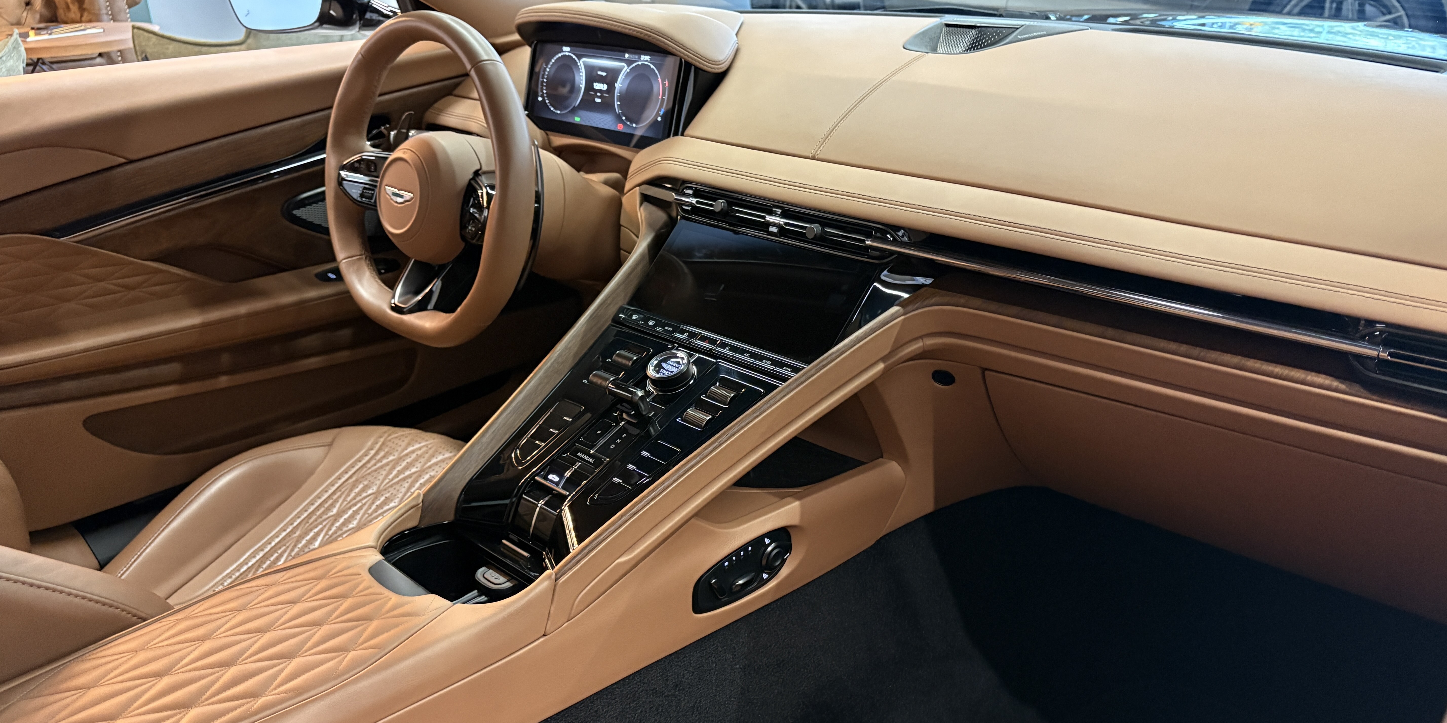 Aston Martin DB12 Volante
