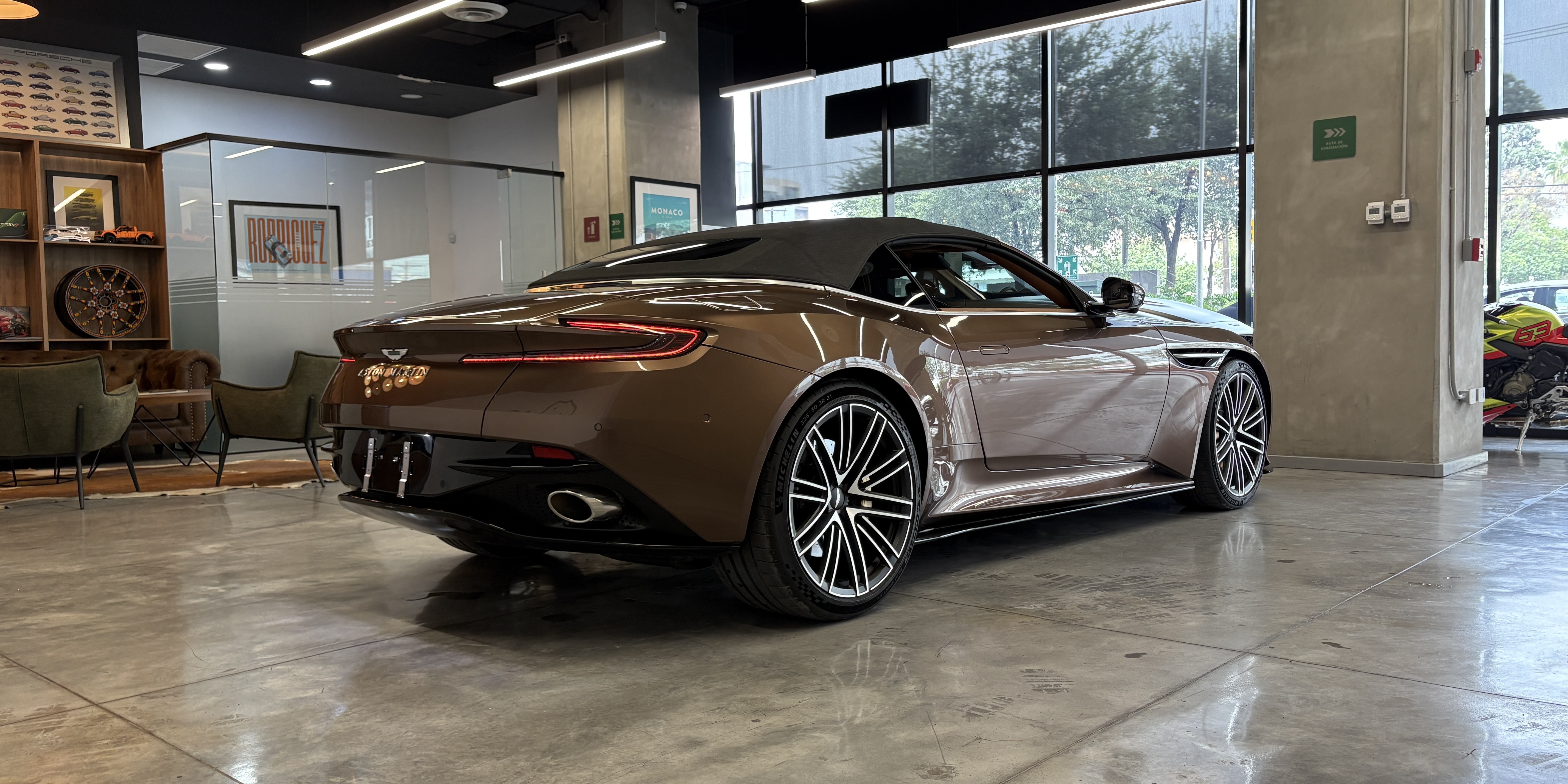 Aston Martin DB12 Volante