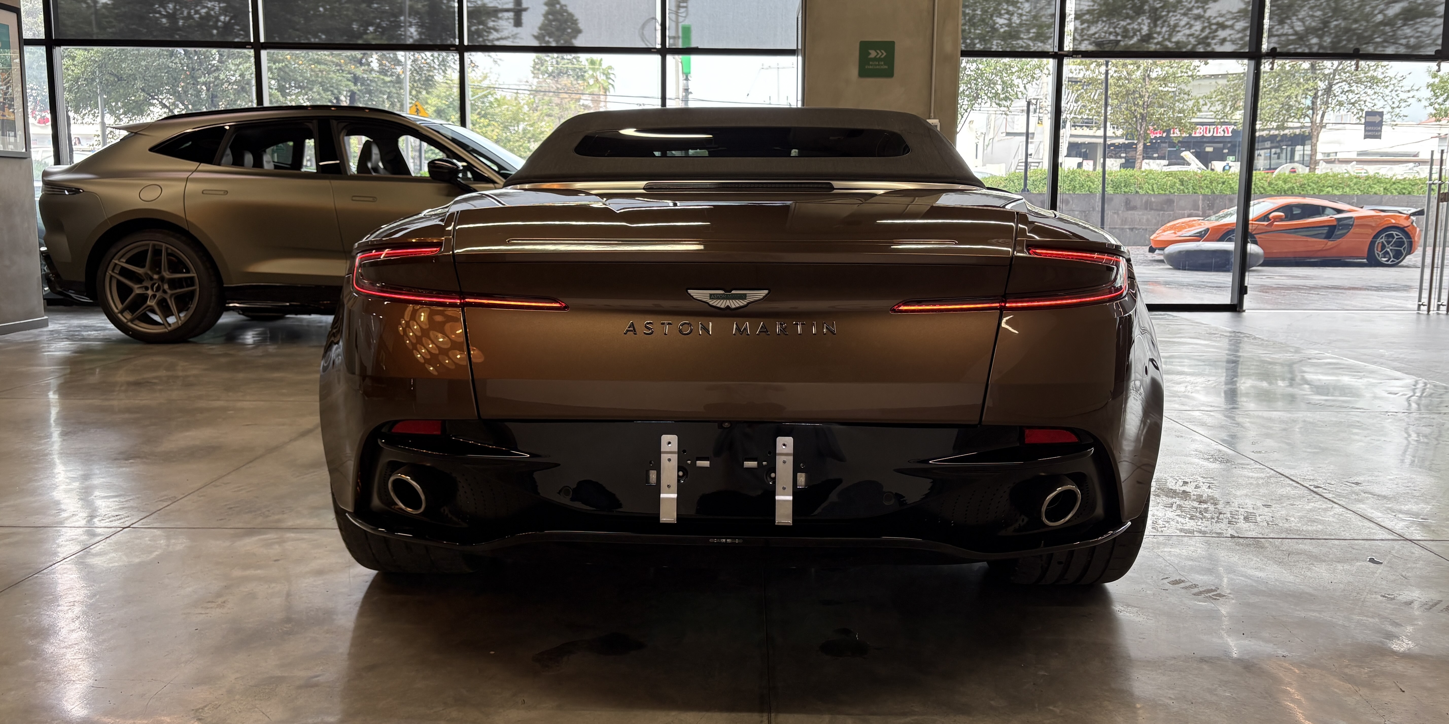 Aston Martin DB12 Volante