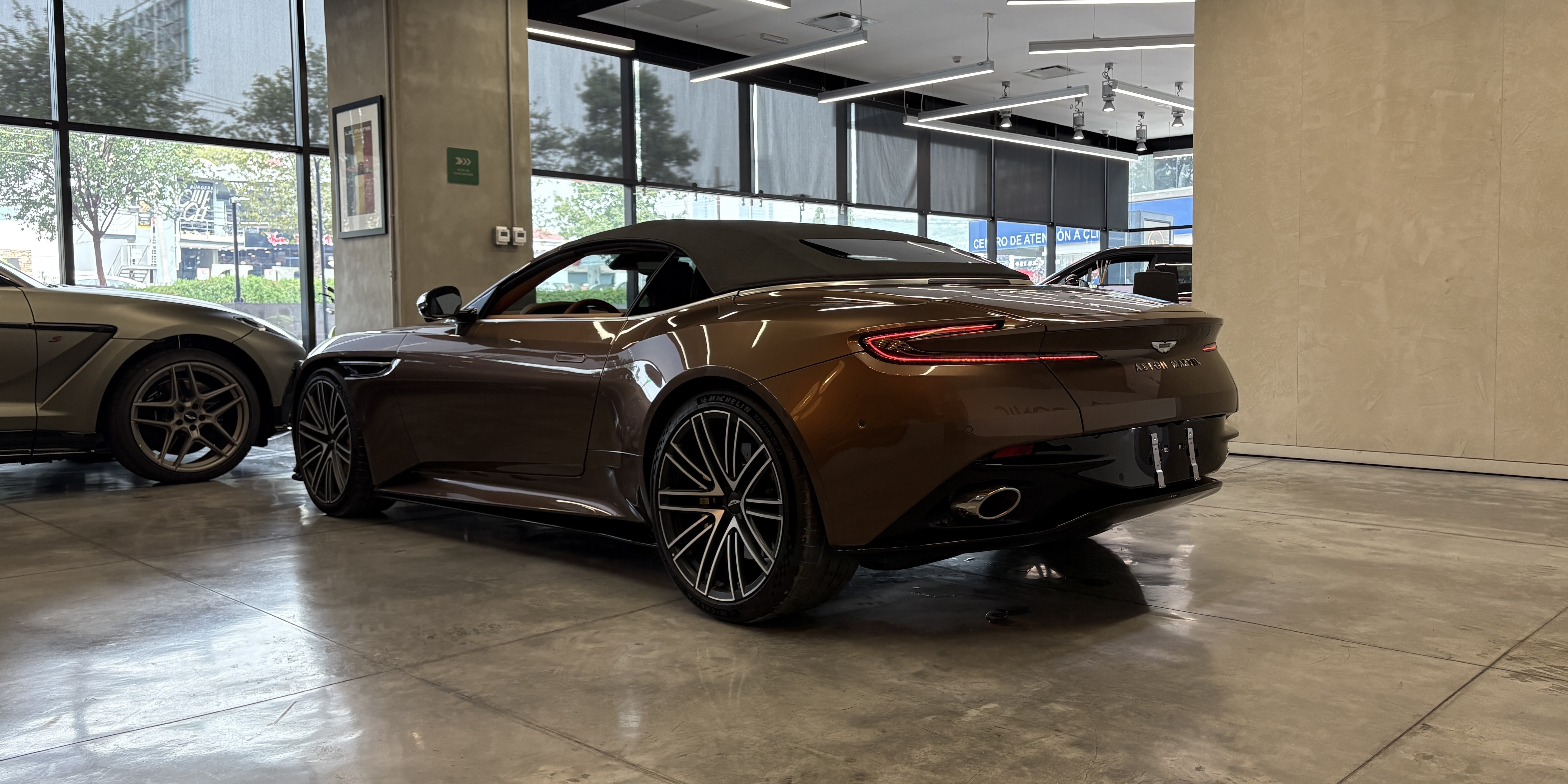 Aston Martin DB12 Volante