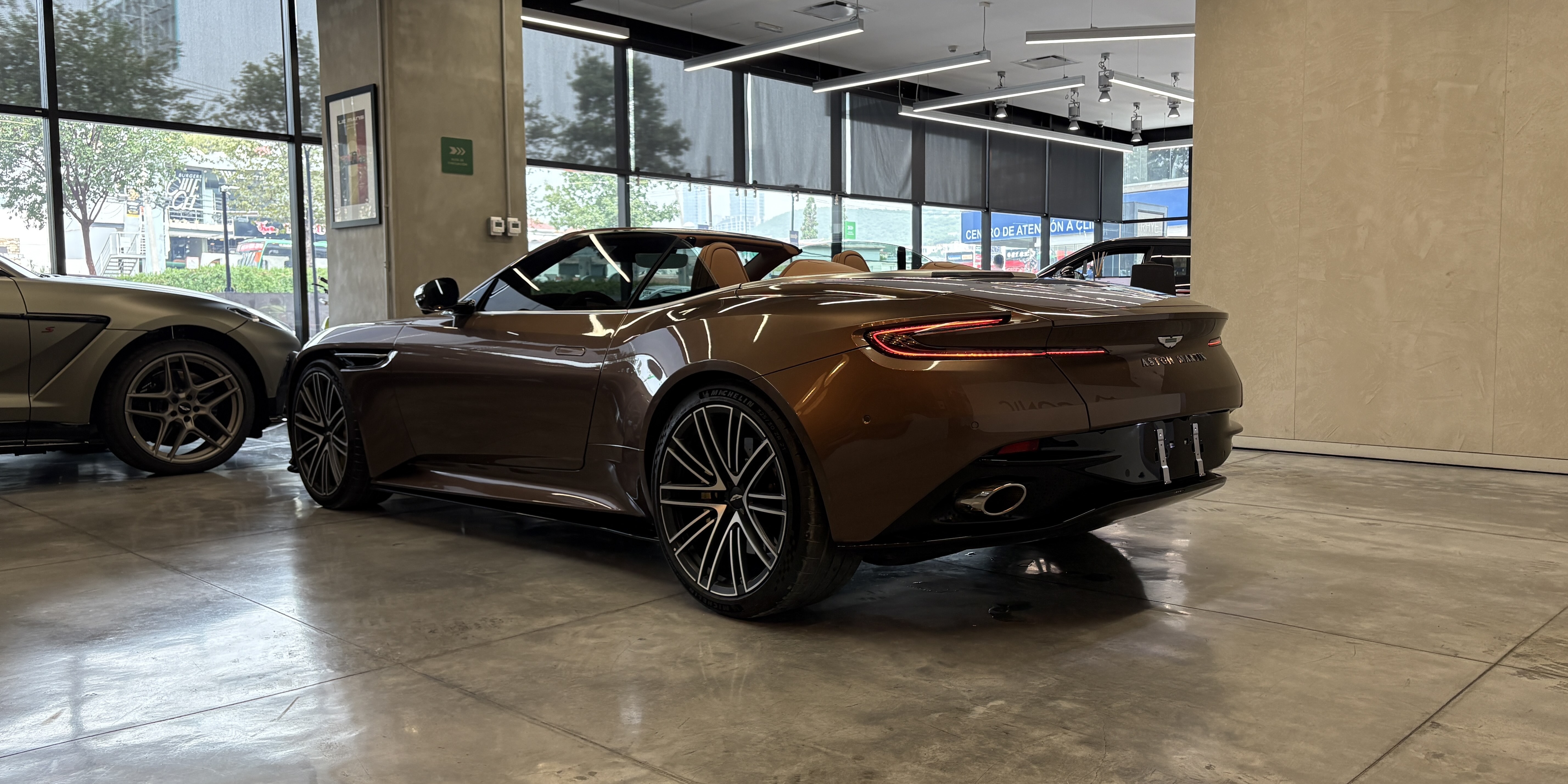 Aston Martin DB12 Volante