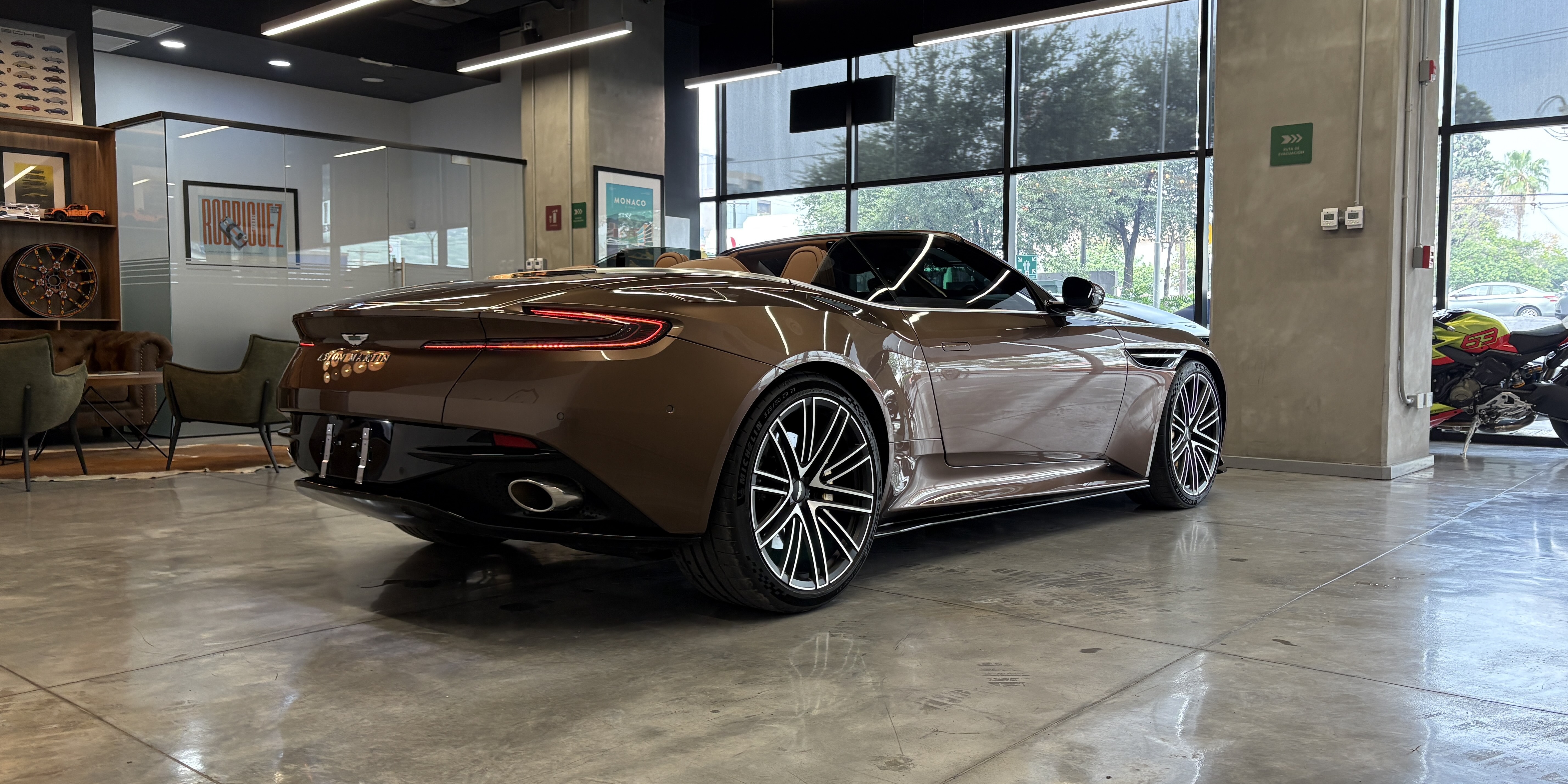 Aston Martin DB12 Volante