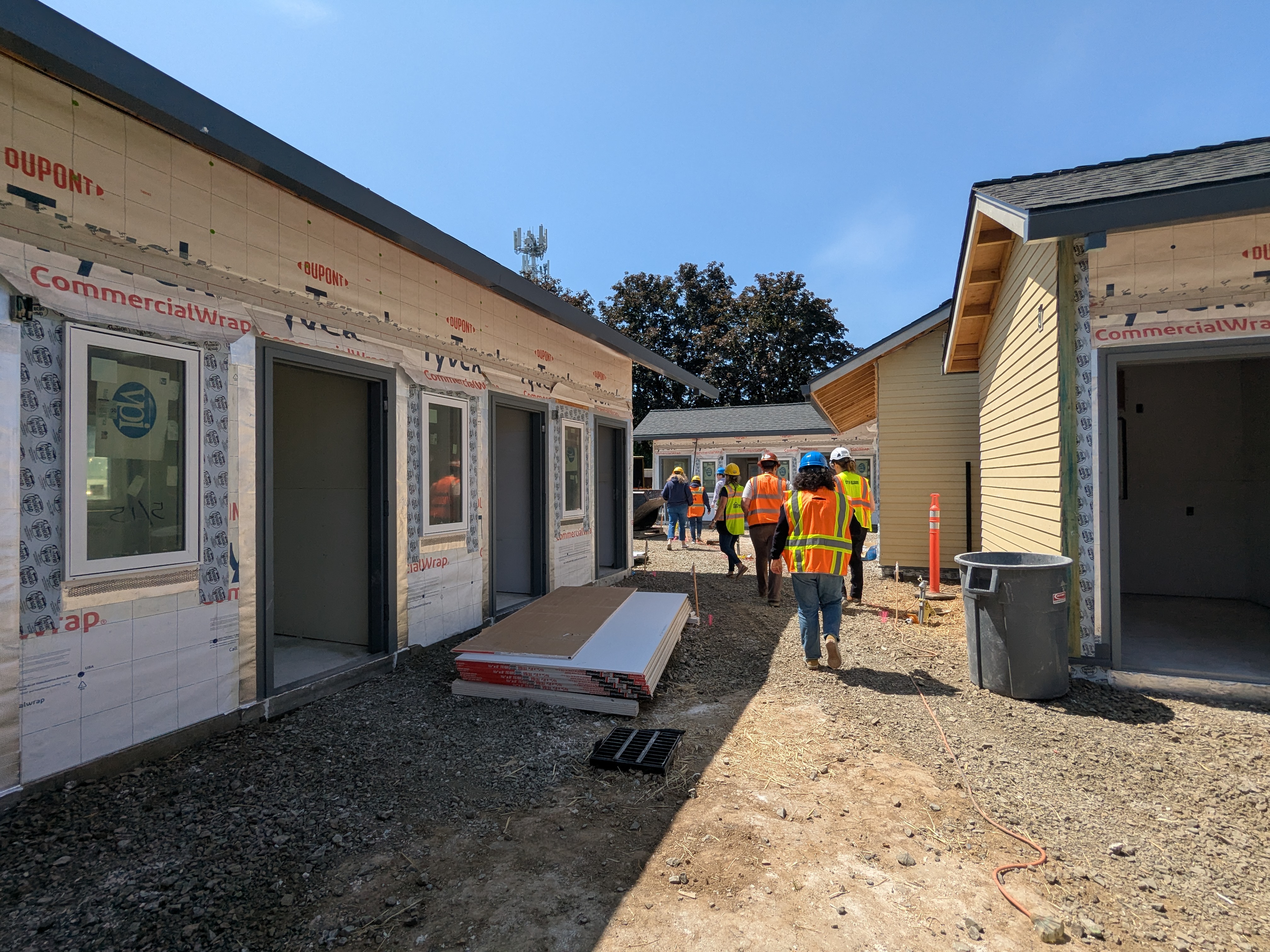Las personas caminan dentro de las cápsulas de refugio indviduales en el sitio de refugio