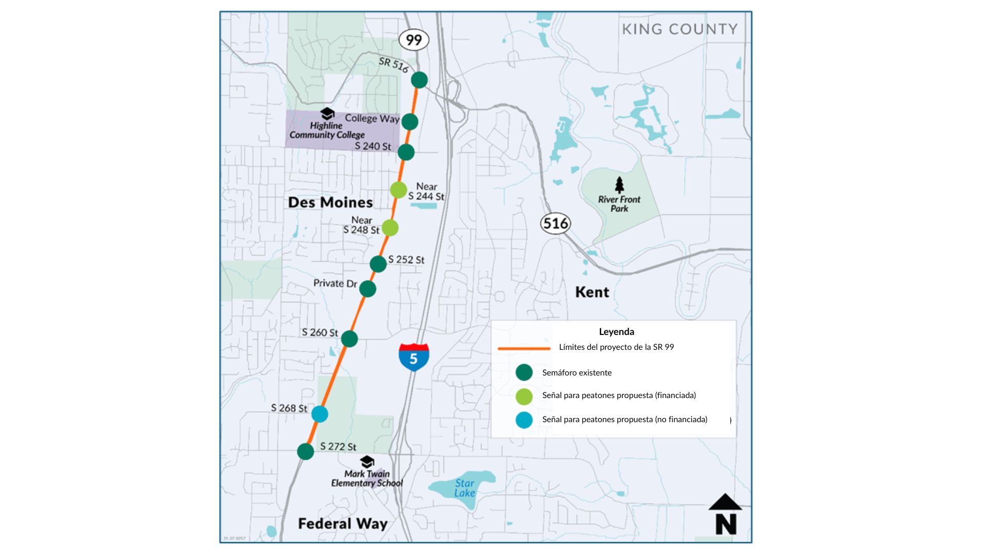 un mapa que muestra las señales de tráfico existentes en la SR 99 con un círculo verde oscuro, donde los peatones y ciclistas tienen cruces protegidos. Estos se encuentran en las intersecciones de South 272nd Street, South 268th Street, South 260th Street, una calle privada para negocios comerciales, South 252nd Street, South 240th Street, College Way y la SR 516. El mapa también muestra un círculo verde claro para las señales peatonales propuestas que están financiadas cerca de South 244th Street y South 248th Street. La señal peatonal propuesta que no está financiada se muestra con un círculo azul en South 268th Street. 
