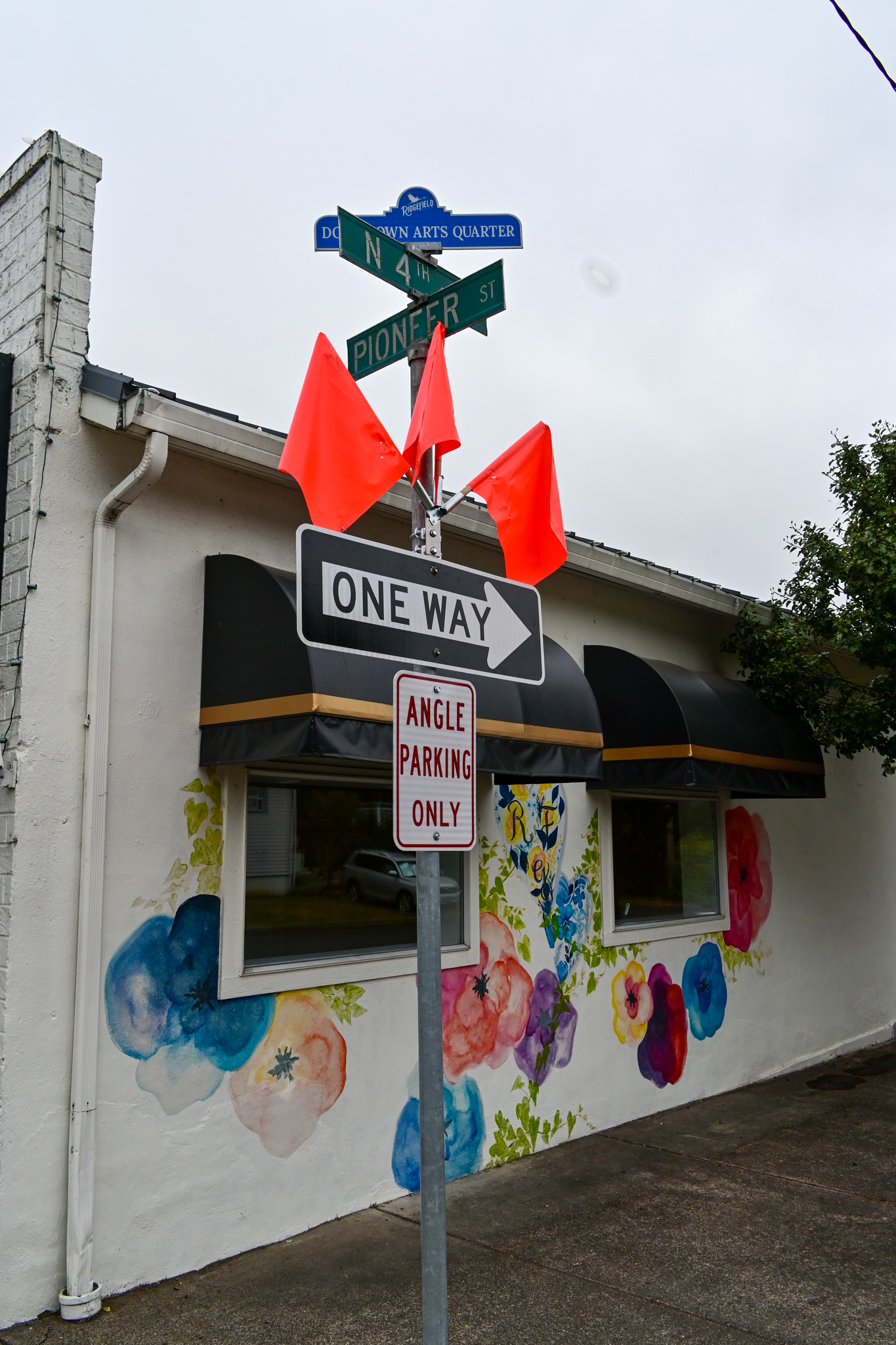One way sign on N 4th Ave and Pioneer St intersection.