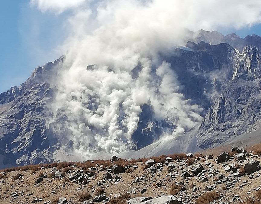 Gran desprendimiento en las cercanías del glaciar Mesón Alto