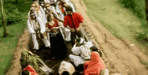Malaika Chopra and Shahrukh Khan dancing on top of the Nilgiri Mountain Track