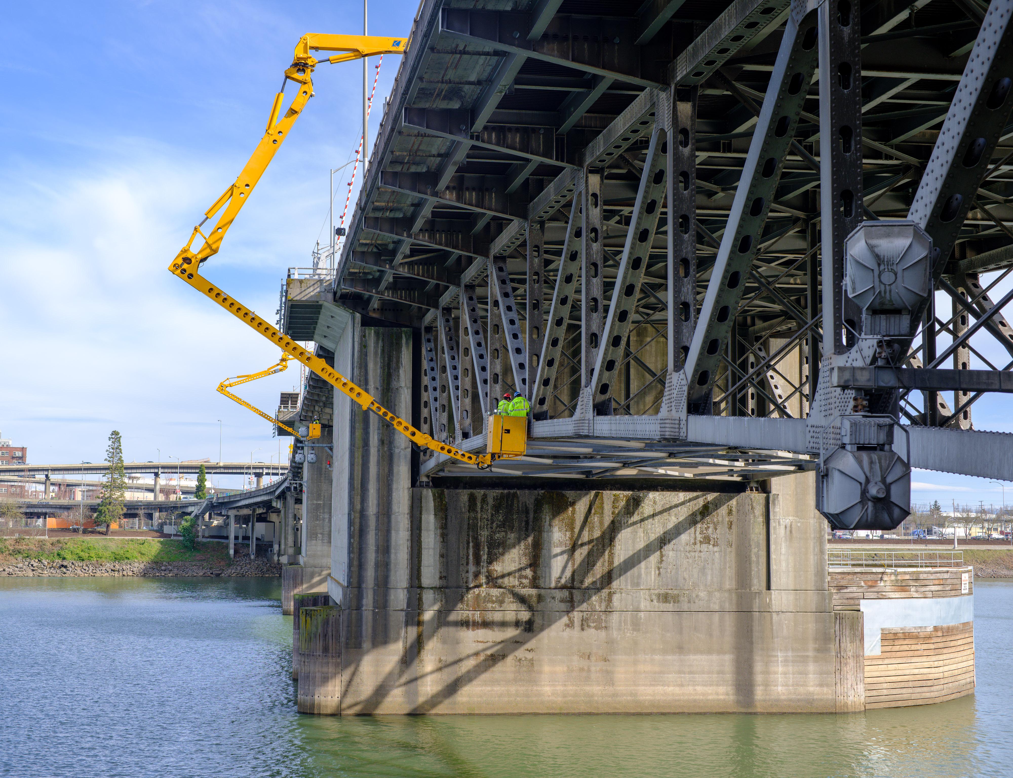 Bridge inspection crane photo