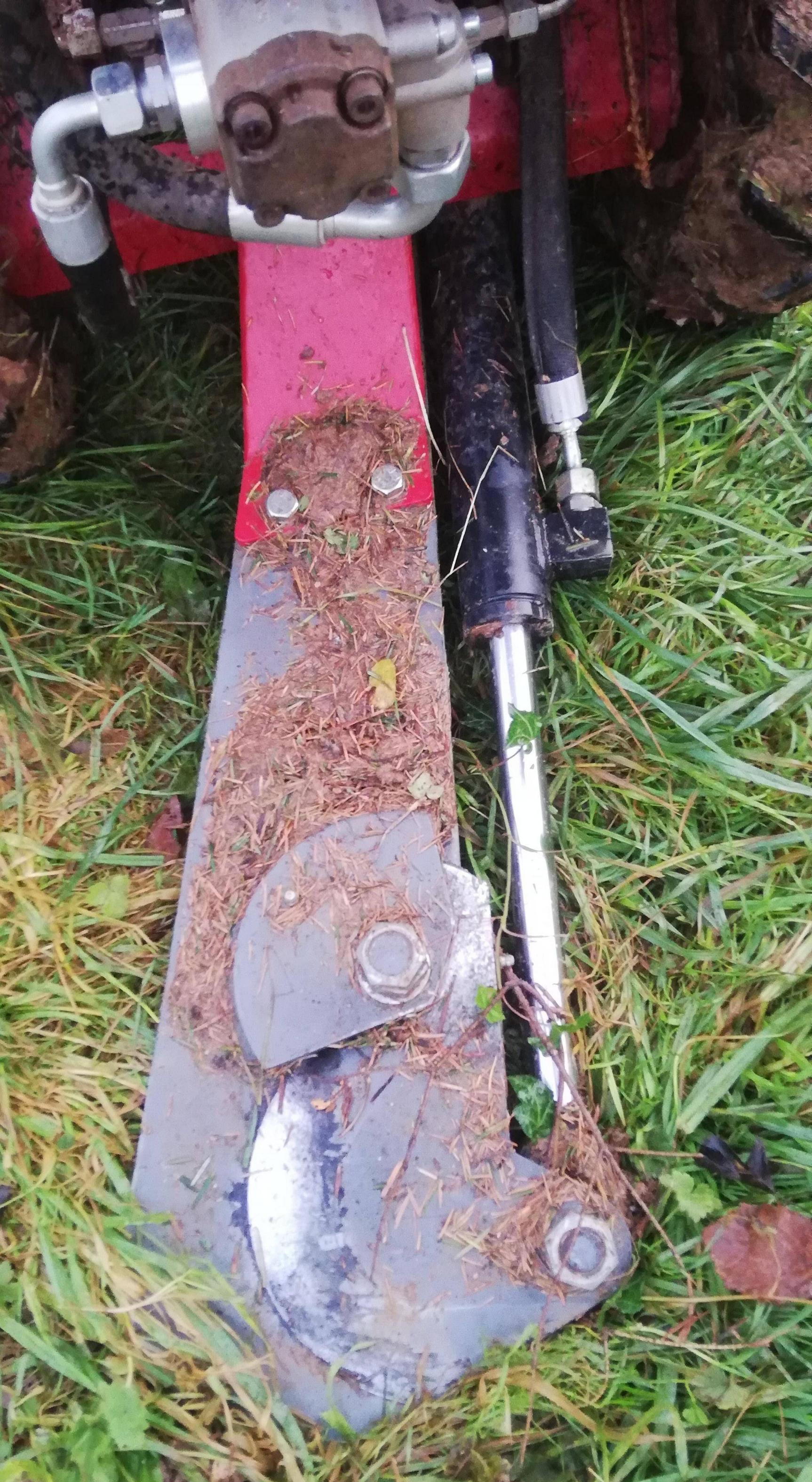 Hydraulic Christmas tree cutter photos and video