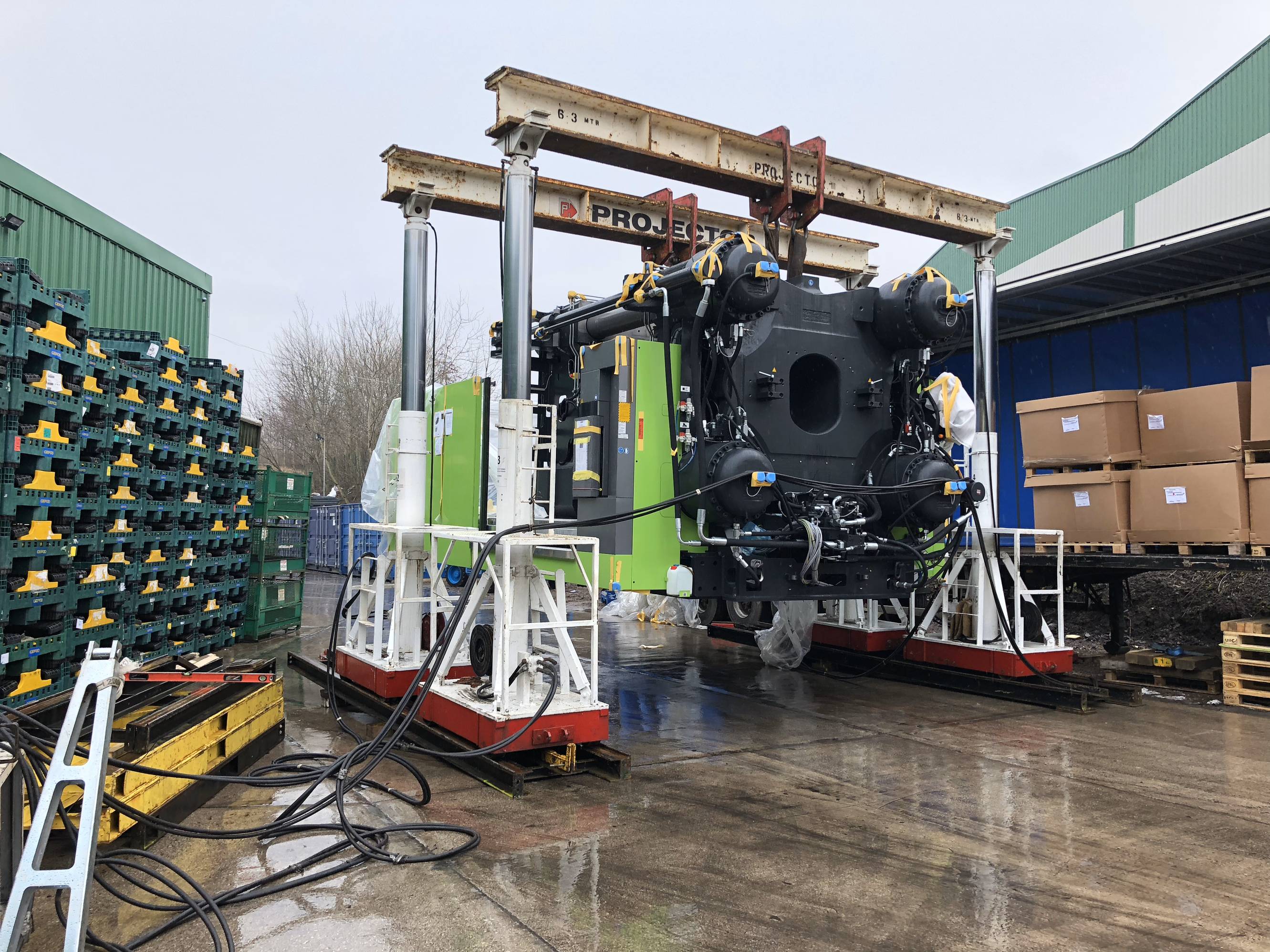 Large injection molding machine photos