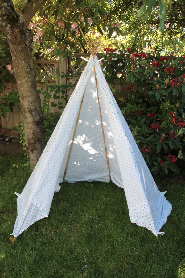 Super Simple 5 Minute Backyard Teepee Mama.Papa.Bubba