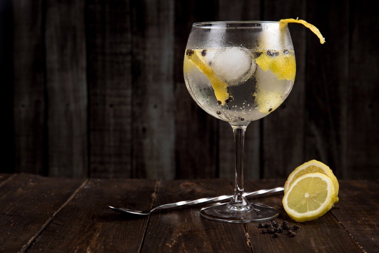“Pé na areia: caipirinha, água de coco, cervejinha”?