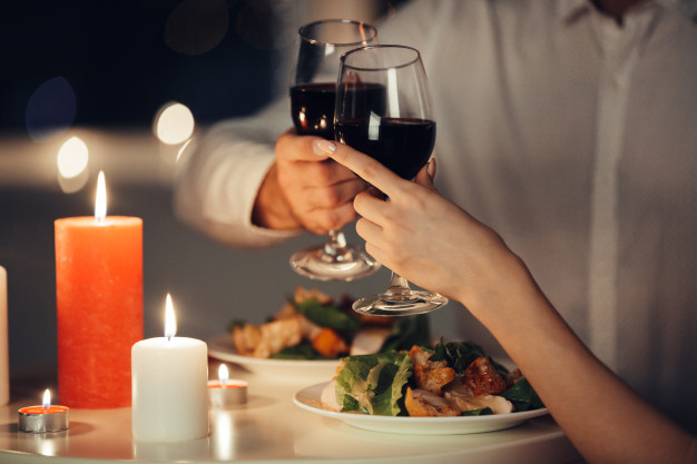 Da decoração ao prato principal: confira 5 dicas para preparar um jantar à luz velas