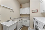 Large laundry room on 1st floor