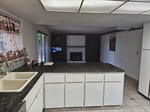Kitchen wLotsa Cabinets