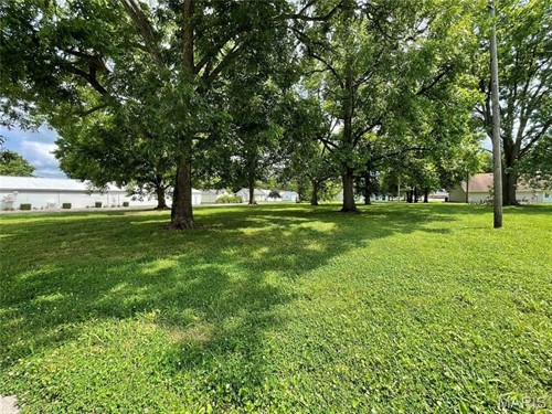 210 E Pocahontas Rd,  Highland, IL 62249
