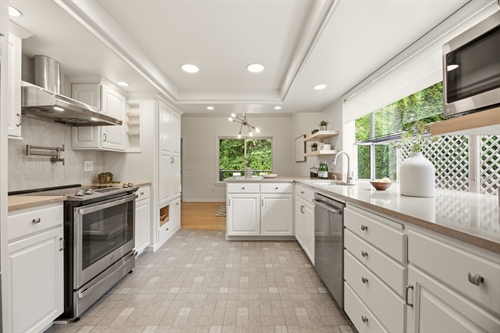 15 Kitchen fr DinRm