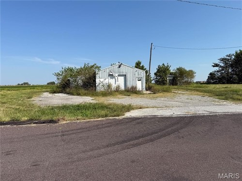 2665 E Benson Rd,  Sturgeon, MO 65284