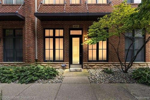 425 Lewis Ct,  Birmingham, MI 48009