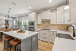 Gorgeous fully equipped kitchen!
