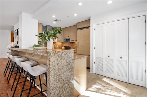 La_Terrasse_Beverly_Hills_447_N_Doheny_Drive_102_Luxury_Condo_Gourmet_Kitchen_Stone_Counter_Bar_Seating 