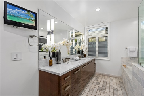 La_Terrasse_Beverly_Hills_447_N_Doheny_Drive_102_Primary_Bathroom_Double_Marble_Sinks_Luxury_Condo 