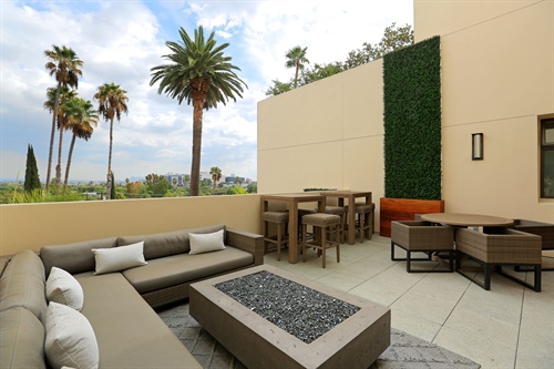 447 N. Doheny Drive #102 Sun Terrace  Lounge Area  - La Terrasse Beverly Hills Condo For Sale