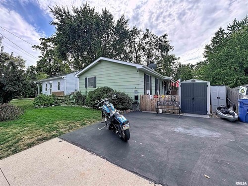 1316 Glencoe Ln,  Bettendorf, IA 52722