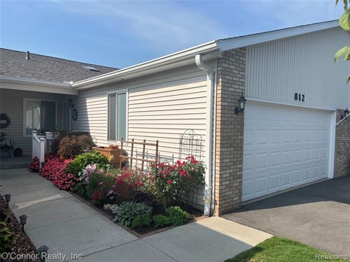 812 Crystal Ln,  Marysville, MI 48040