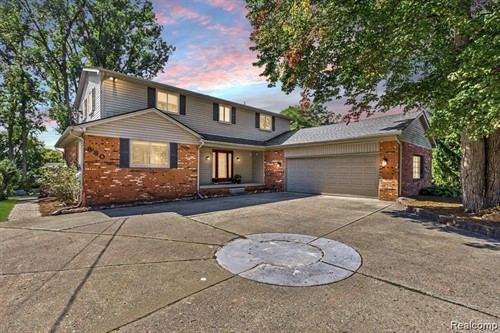 880 Artdale Dr,  White Lake, MI 48383