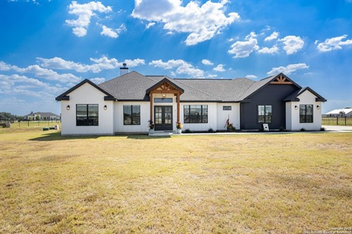 452 Farmstead Dr,  Seguin, TX 78155