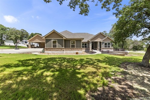 207 Champions Blvd,  La Vernia, TX 78121