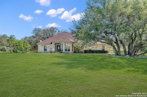 108 Medora Branch Dr,  Floresville, TX 78114