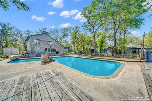 202 Oak Bend Dr,  La Vernia, TX 78121