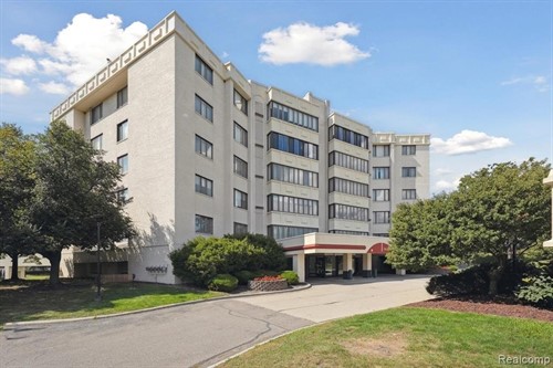 43050 12 Oaks Crescent Dr Apt 2066, Novi, MI 48377