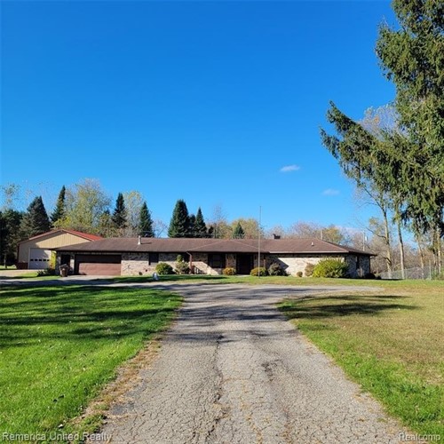 6099 Fowlerville Rd, Fowlerville, MI 48836