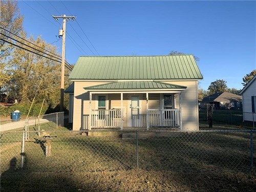 104 Giles Ave, Gentry, AR 72734