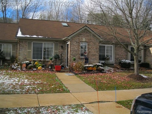 323 Countryside Ct, Highland, MI 48357