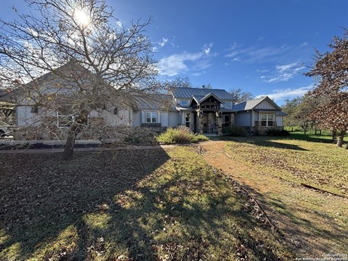 229 Twin Oaks Dr,  La Vernia, TX 78121