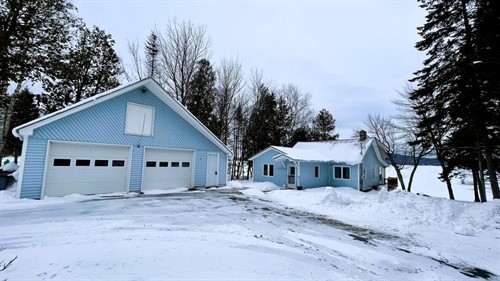 15 Lake St, Jackman, ME 04945