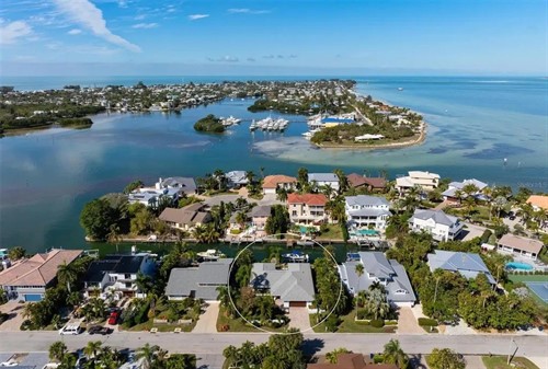 607 N Point Dr,  Holmes Beach, FL 34217
