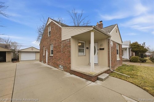 2145 Vernier Rd,  Grosse Pointe, MI 48236