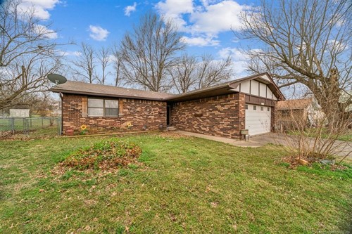 604 E Radcliff Ave,  Locust Grove, OK 74352