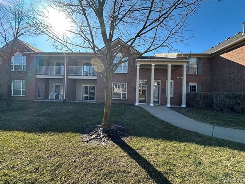 13106 Chesapeake Cir,  Walled Lake, MI 48390