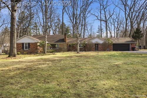 23640 Oak Glen Dr,  Southfield, MI 48033