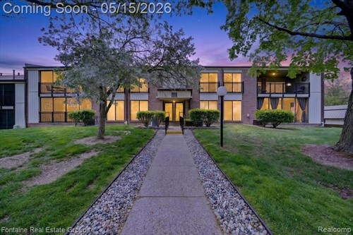 18285 University Park Dr,  Livonia, MI 48152