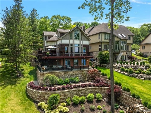 1739 Ridge Rd,  White Lake, MI 48383