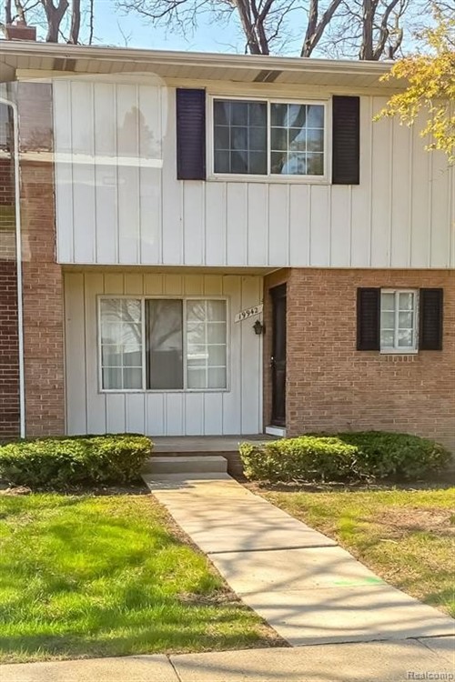 19942 Vernier Rd,  Harper Woods, MI 48225