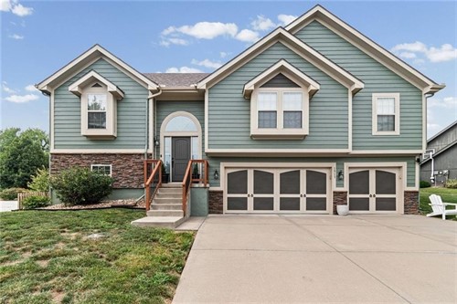 1913 White Tail Ln,  Liberty, MO 64068