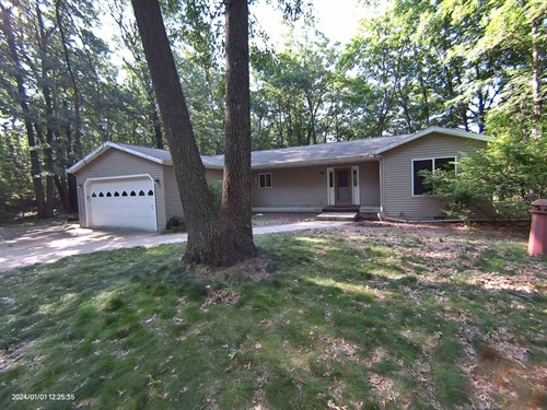 701 Westlawn St, Harrison, MI 48625
